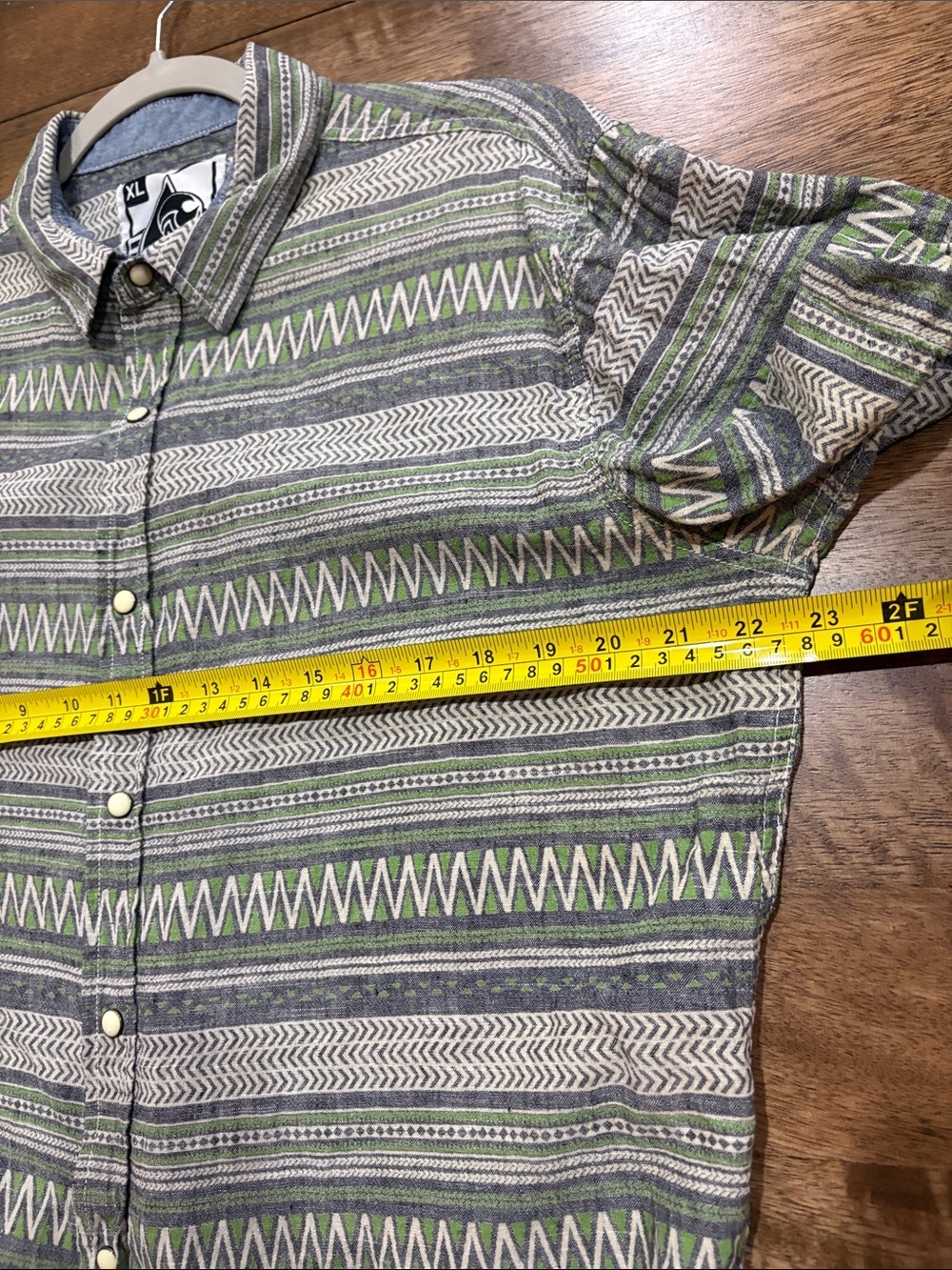 Beautiful Giant Aztec Button-Down Shirt XL. Snap front - Picture 5 of 7